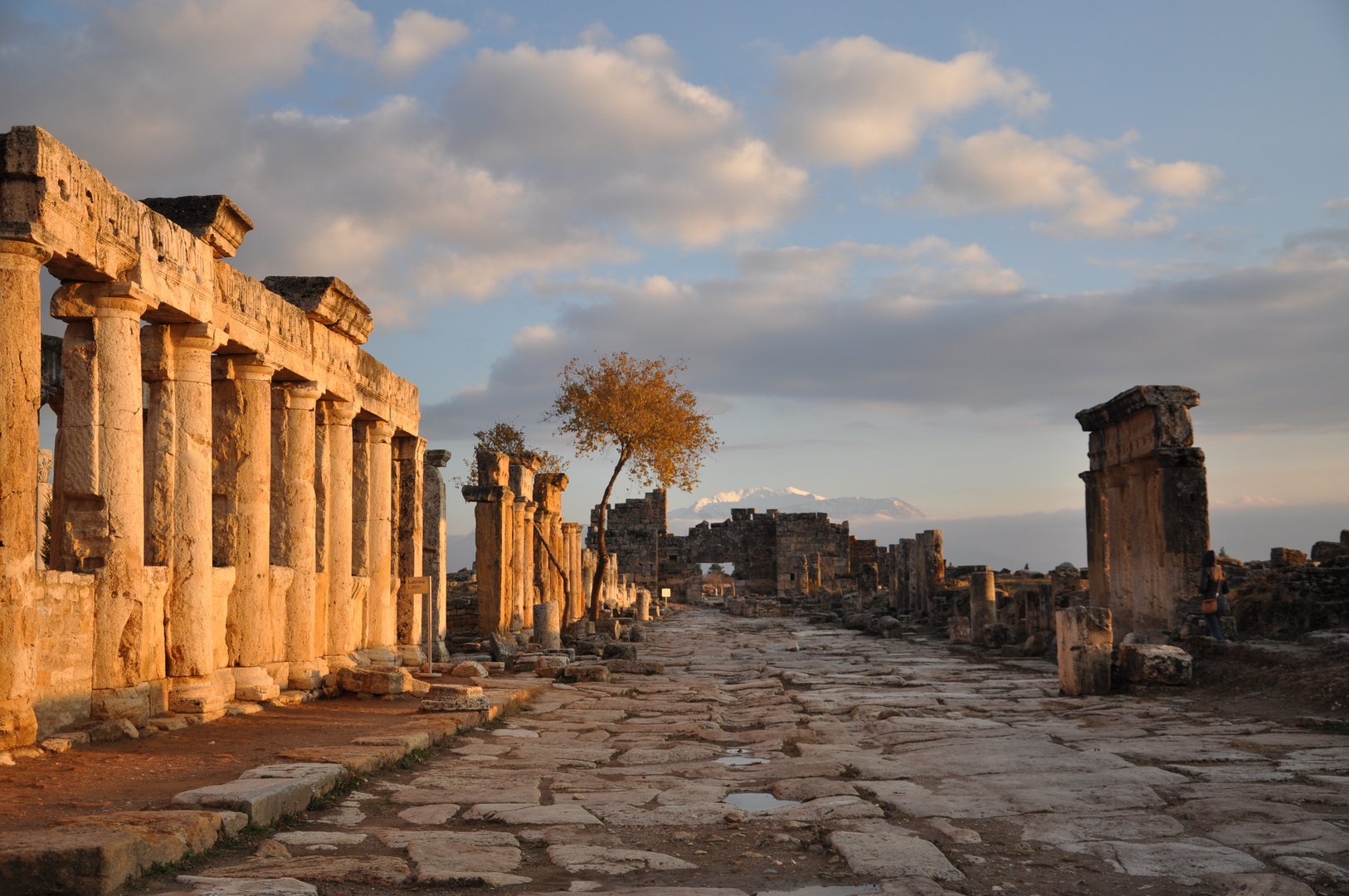 Arkadenstrasse (Hierapolis) Stimmungsvoll im Sonnenuntergang