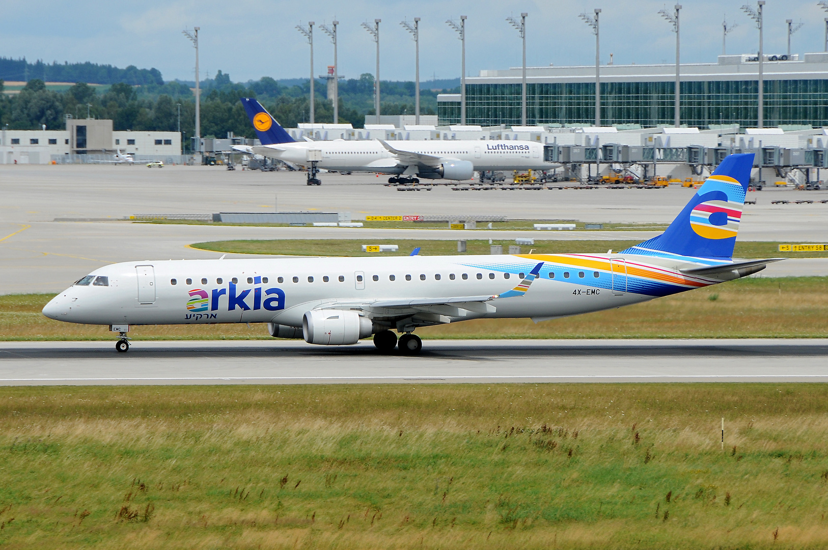  Arkia Embraer ERJ-195 4X-EMC 