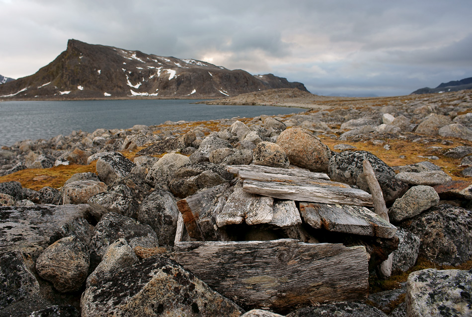 Arktisches Land Spitzbergen / Svalbard - Reisebericht 2008 / 011 (Das alte Menschengrab)