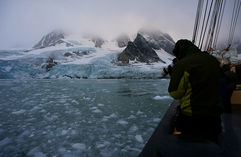 Arktisches Land Spitzbergen / Svalbard - Reisebericht 2008 / 022 (Der Eisfotograf und die Ruhe)