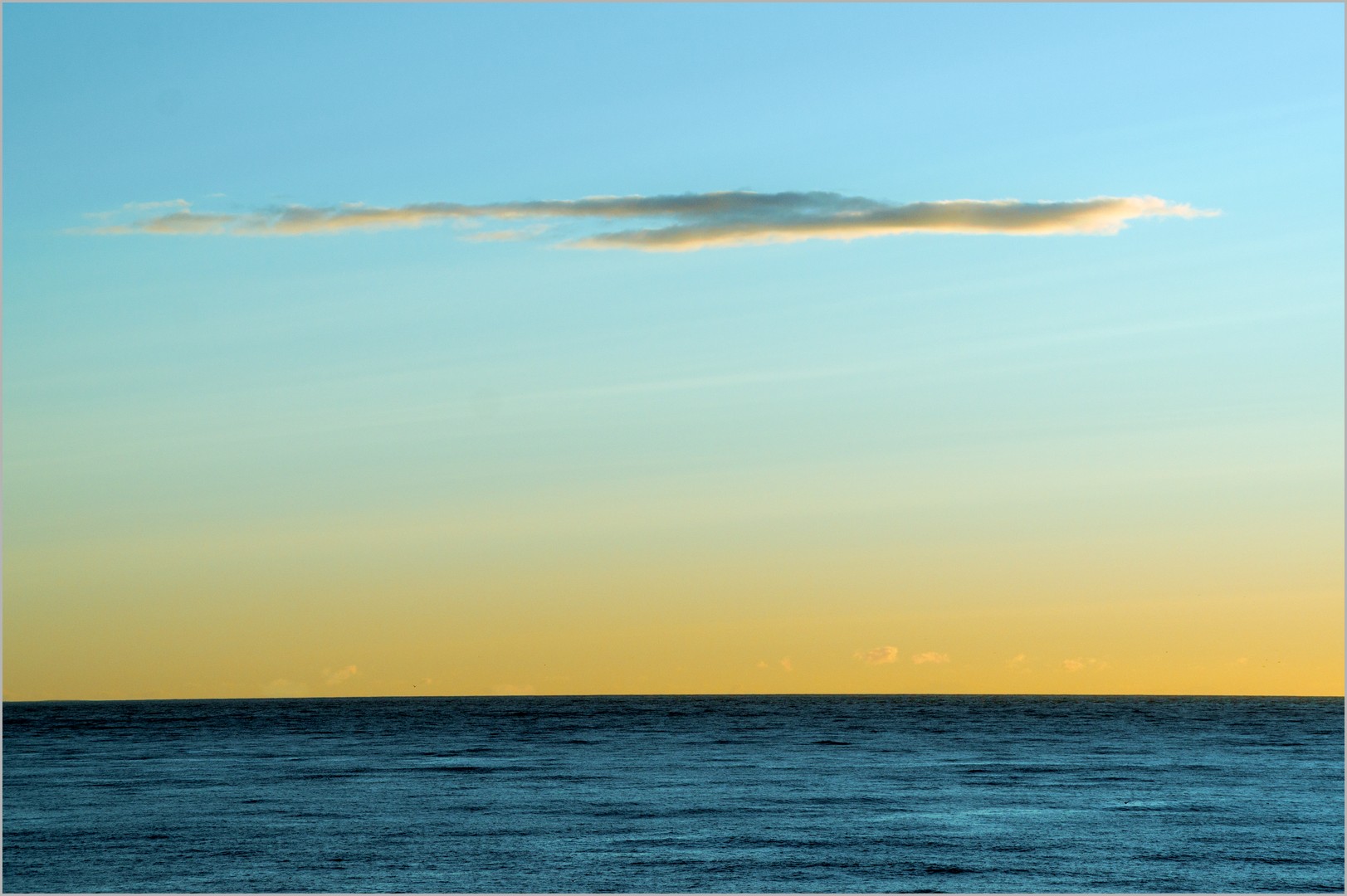 Arktisches Meer mit Wolke