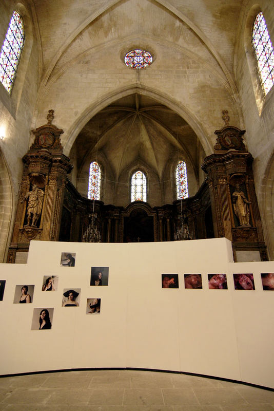 arles fotofestival - blick in eine kirche mit ausstellung -