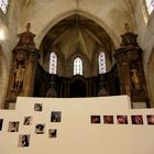 arles fotofestival - blick in eine kirche mit ausstellung -