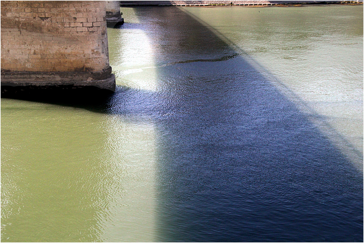Arles :  le Rhône sous le pont de Trinquetaille