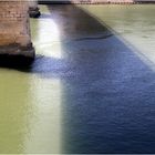 Arles :  le Rhône sous le pont de Trinquetaille