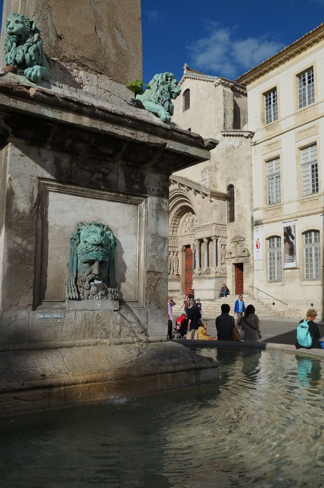 Arles place de la république mit St. Trophime