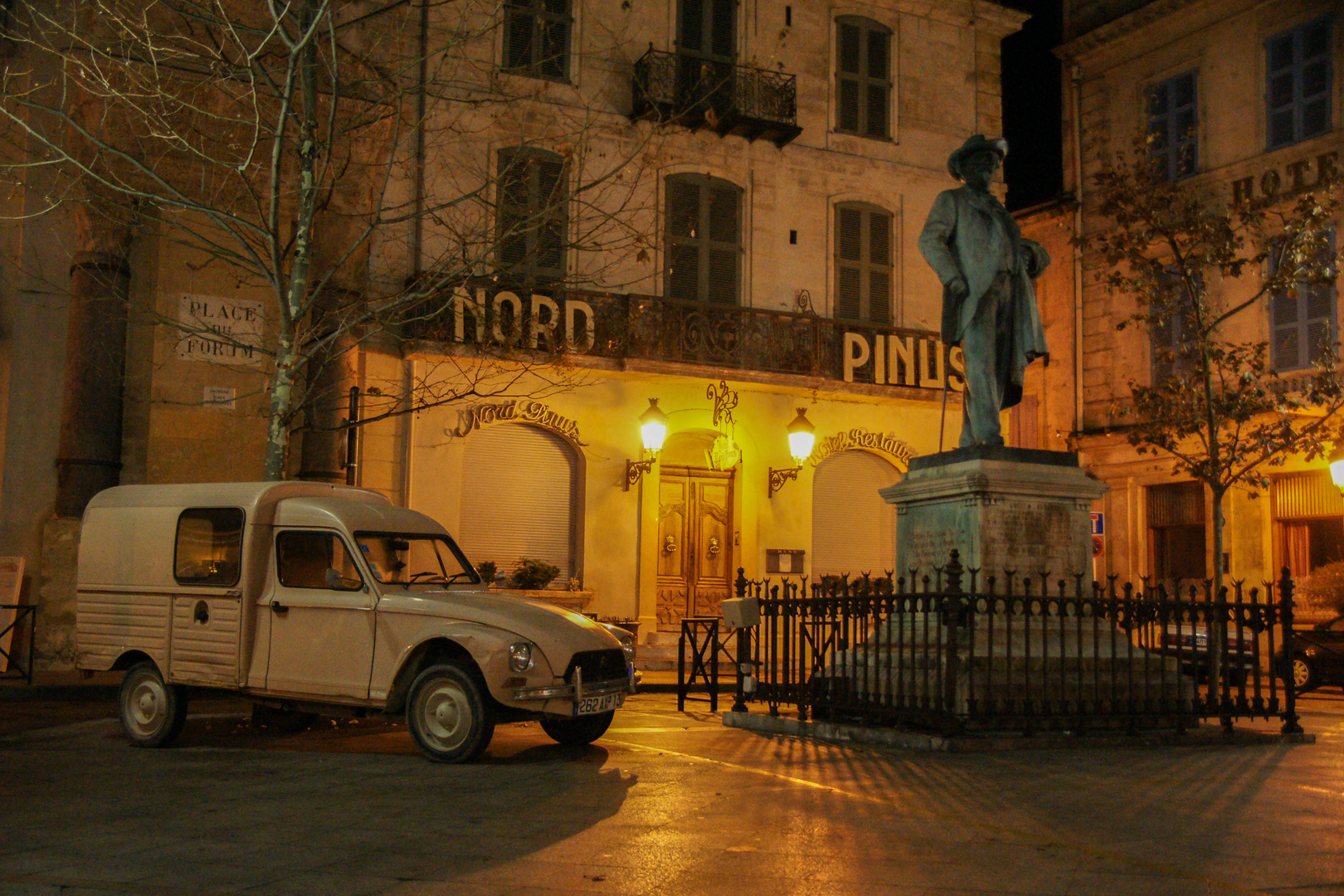 Arles, Place du Forum, Mistral et Citroen