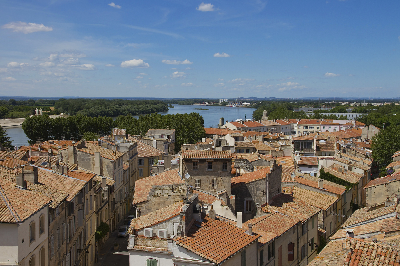Arles vieille ville vue des arènes