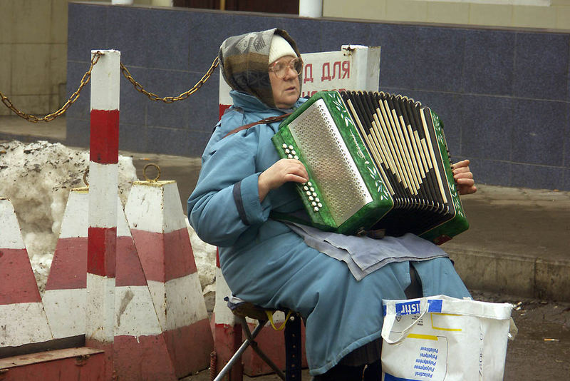 arme Babuschka spielt Akkordeon