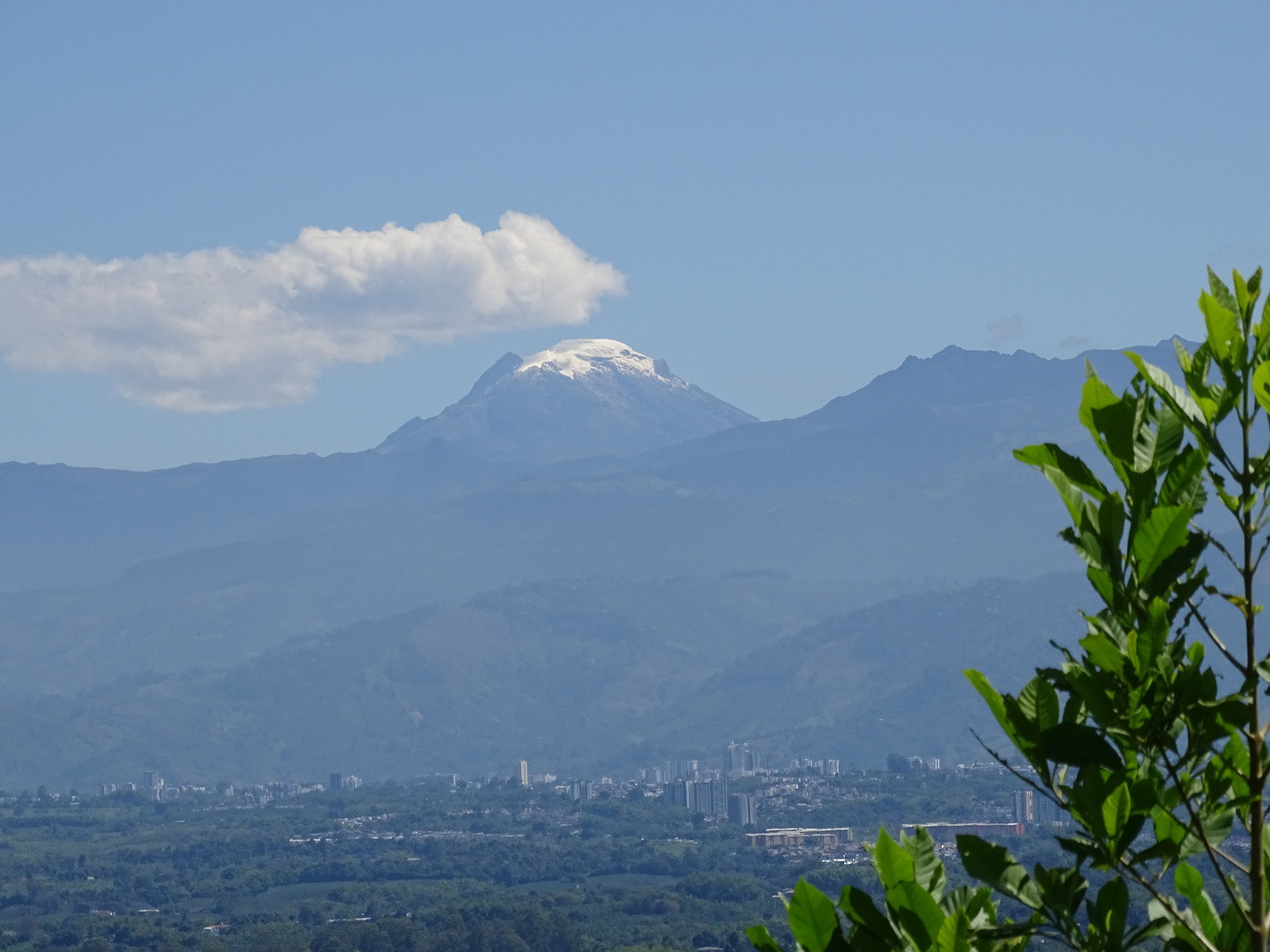 ARMENIA BAJO EL IMPONENTE NEVADO DEL TOLIMA