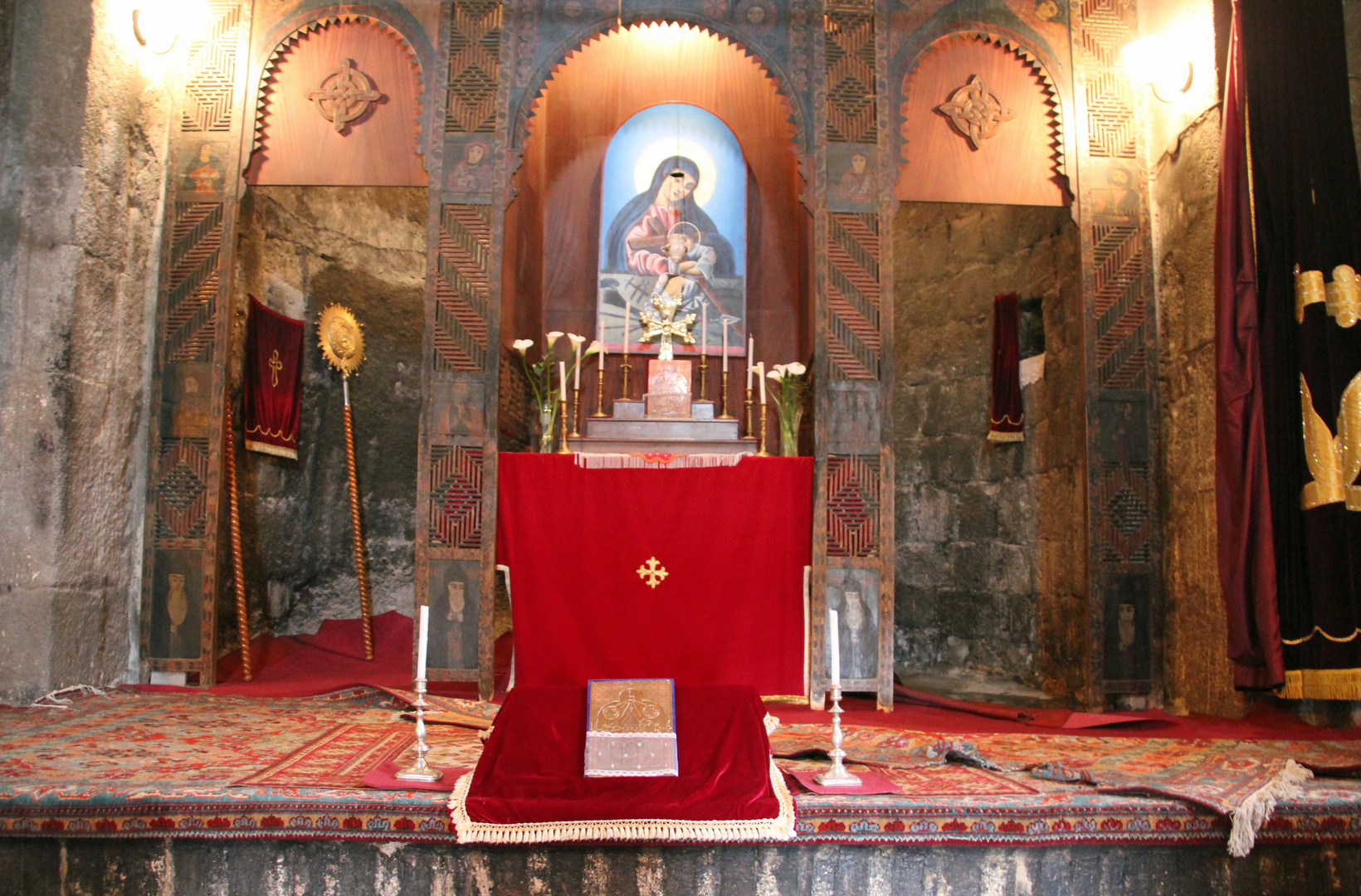 Armenien: Altar in der Kirche des Sevanklosters über dem Sevansee