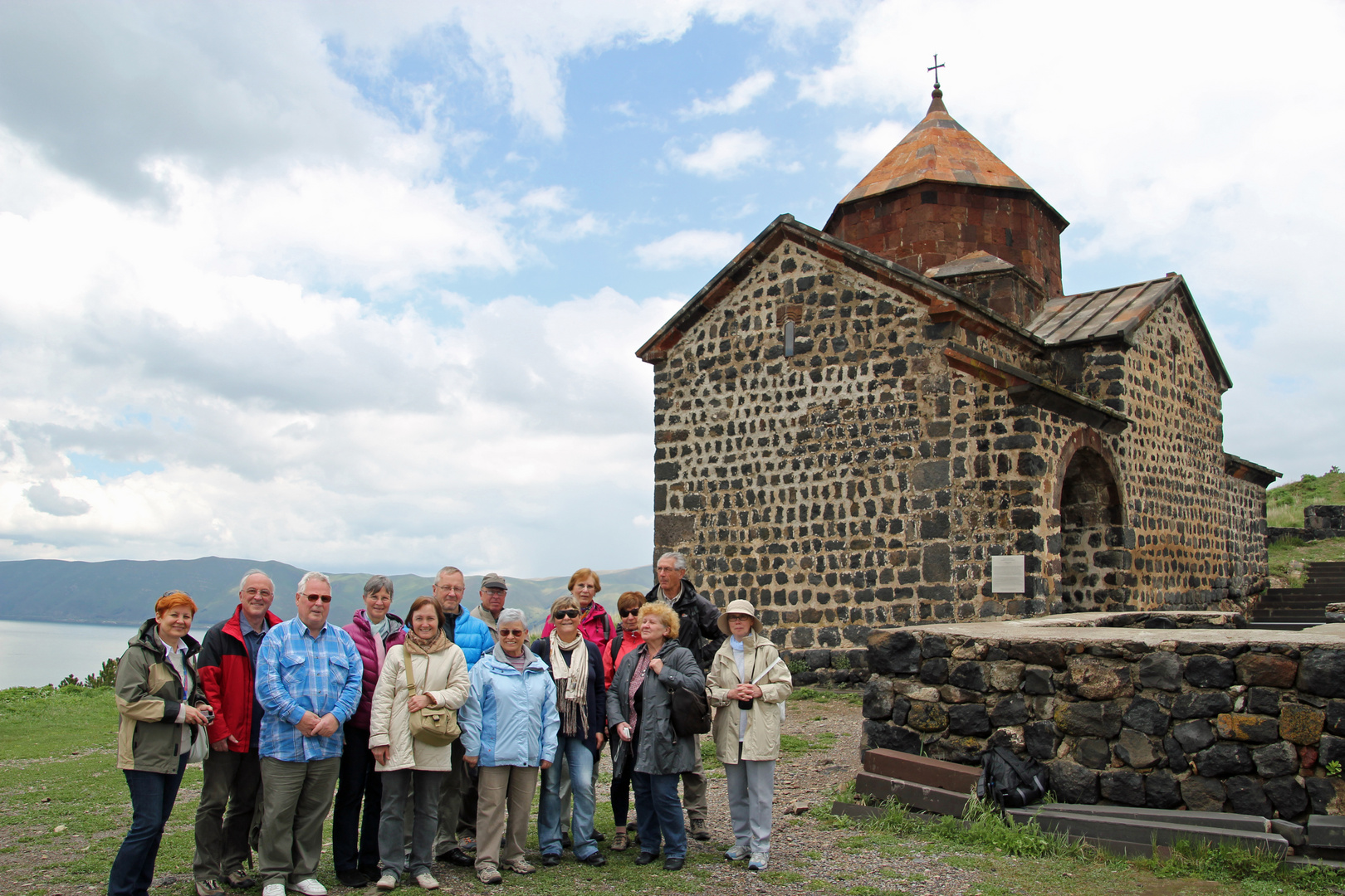 Armenien: Aufstellen zum Gruppenfoto vor dem Sevankloster!