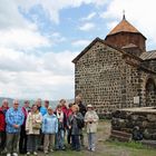 Armenien: Aufstellen zum Gruppenfoto vor dem Sevankloster!