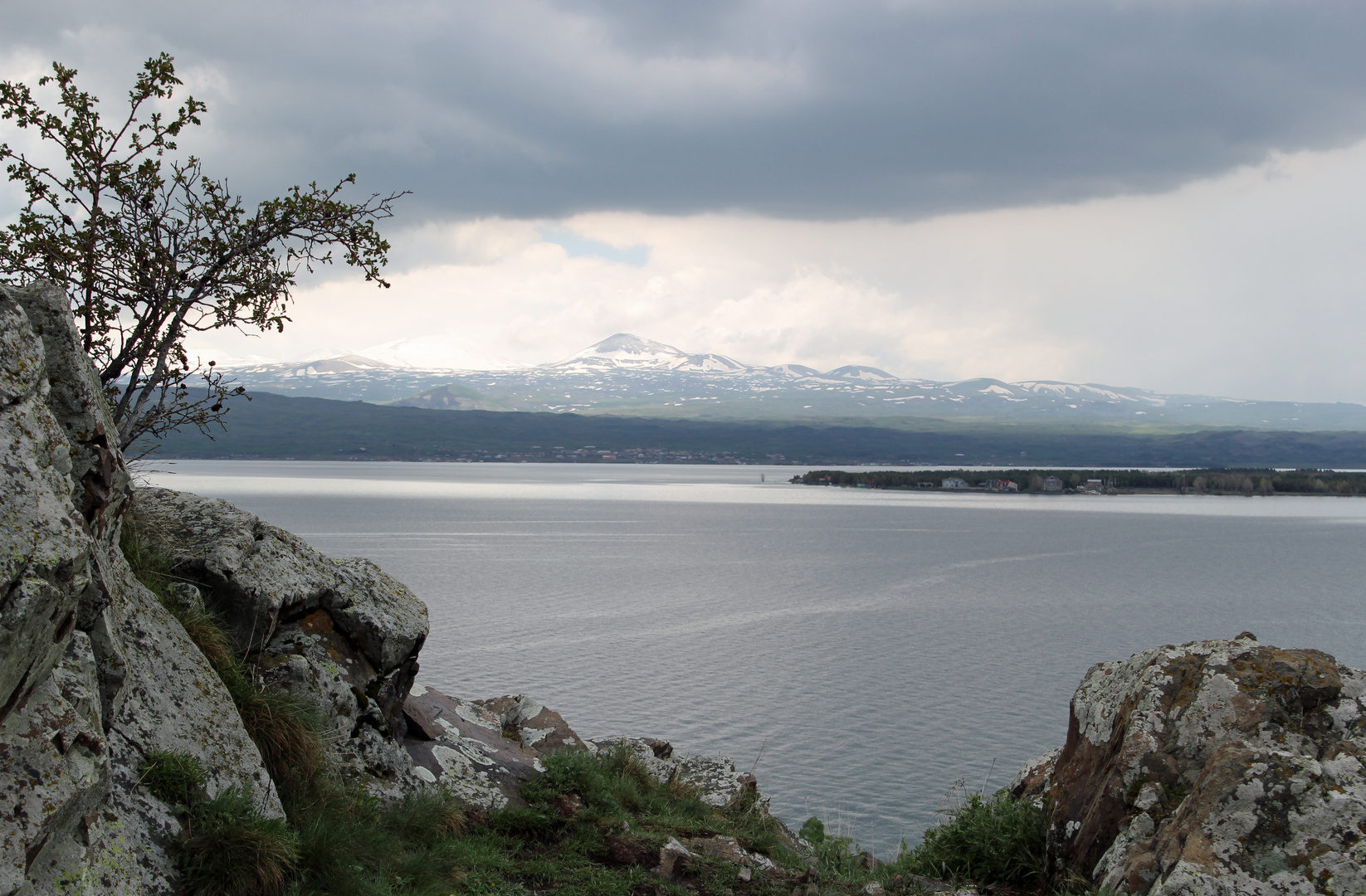 Armenien: Blick vom Sevankloster auf den Sevansee