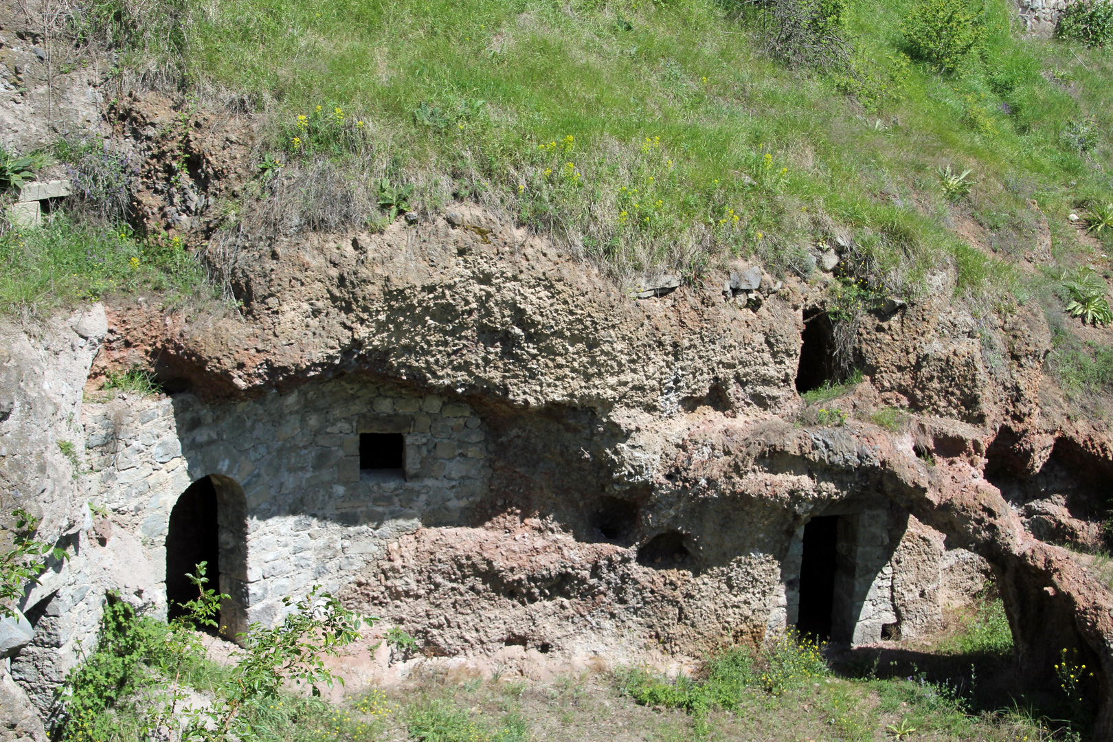 Armenien: Das Höhlendorf Khndores nach Passieren der Hängebrücke aufgenommen