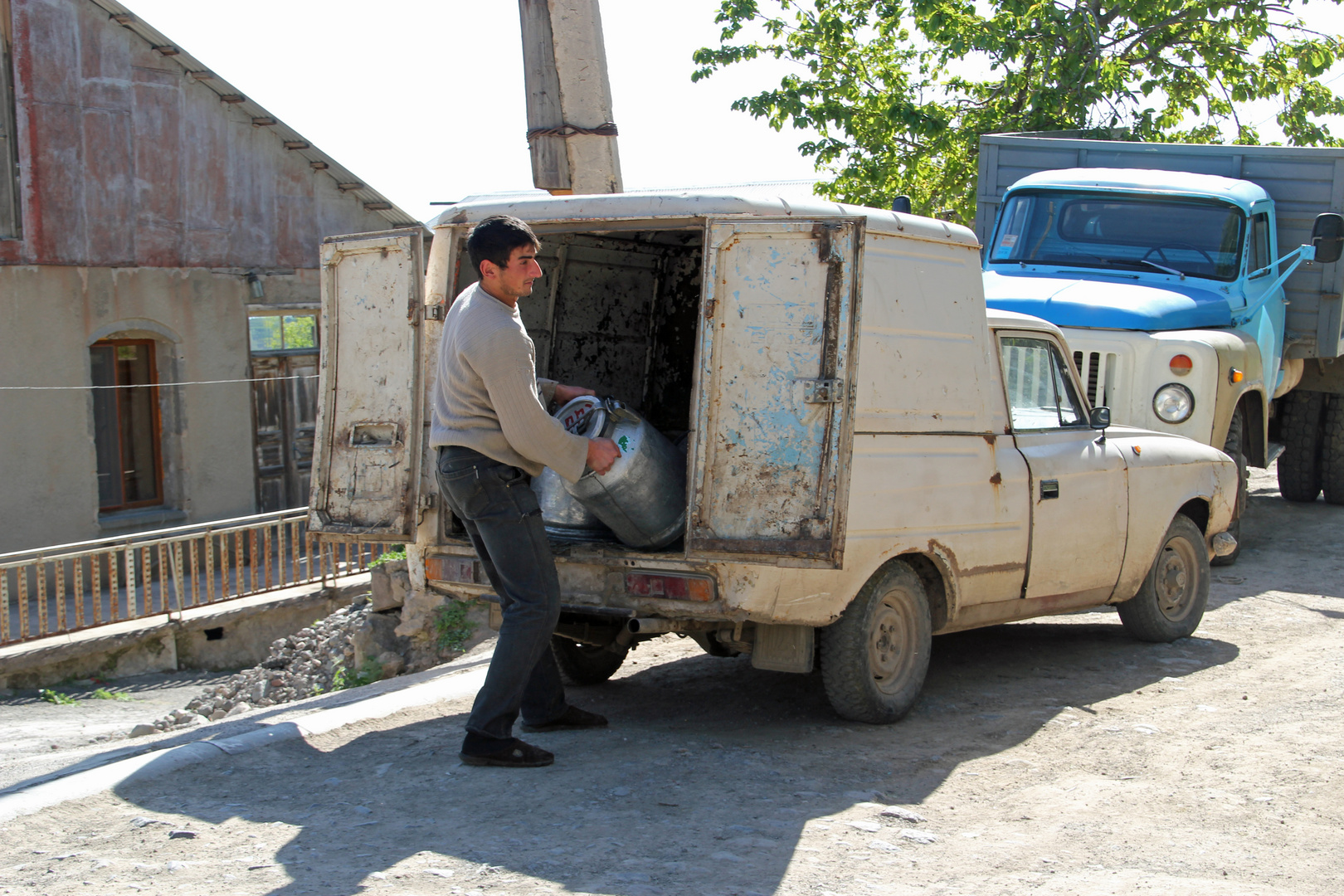 Armenien: Das Milchauto ist gekommen.