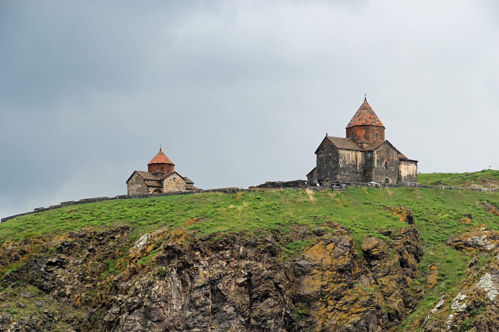 Armenien: Das Sevankloster vom Boot aus gesehen.