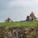 Armenien: Das Sevankloster vom Boot aus gesehen.