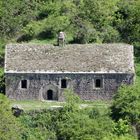 Armenien: Die Kirche des Höhlendorfes Khndzoresk nach Passieren der Hängebrücke aufgenommen