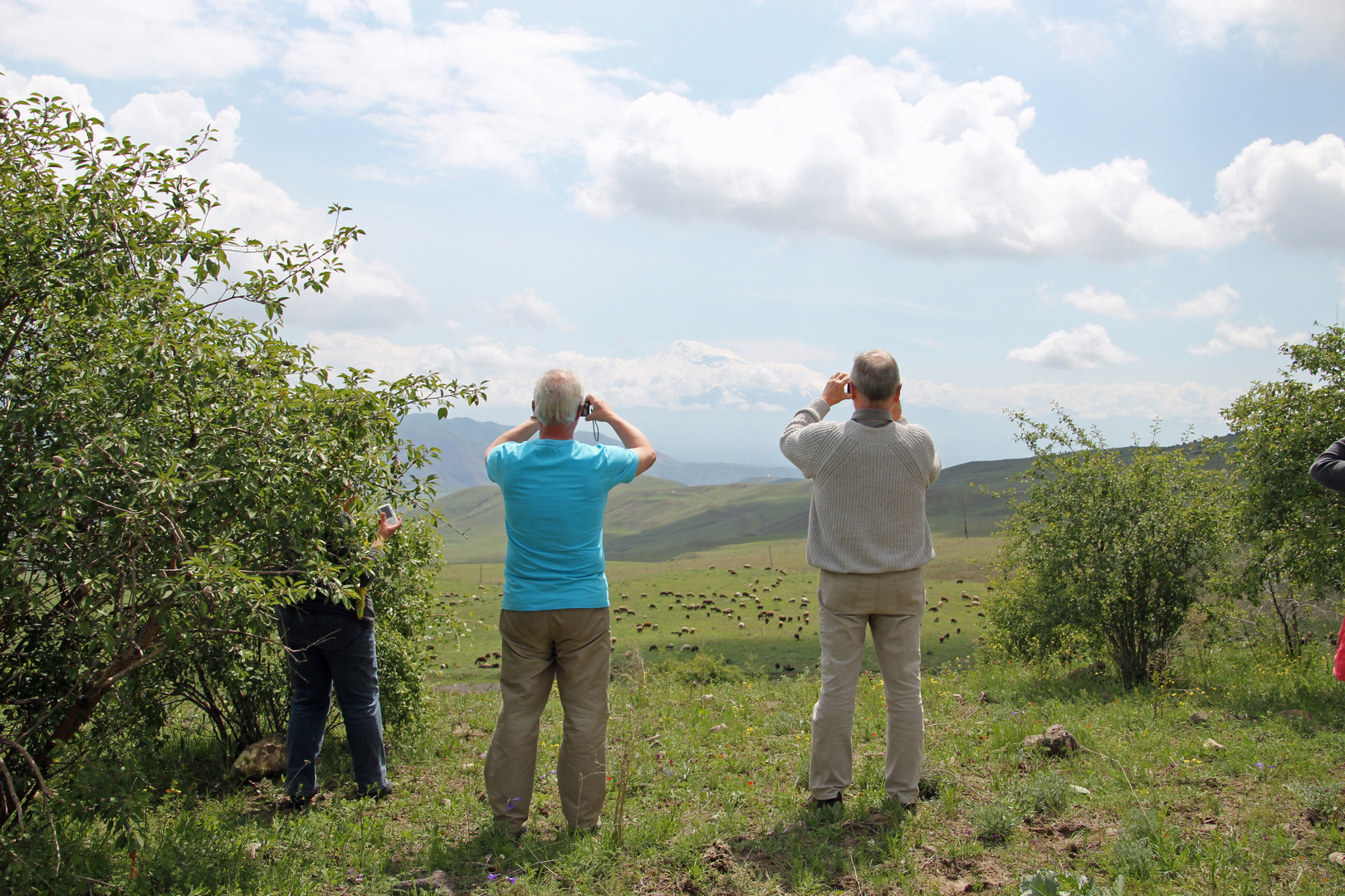 Armenien: Fotopause, denn in der Ferne ist der Ararat zu sehen.