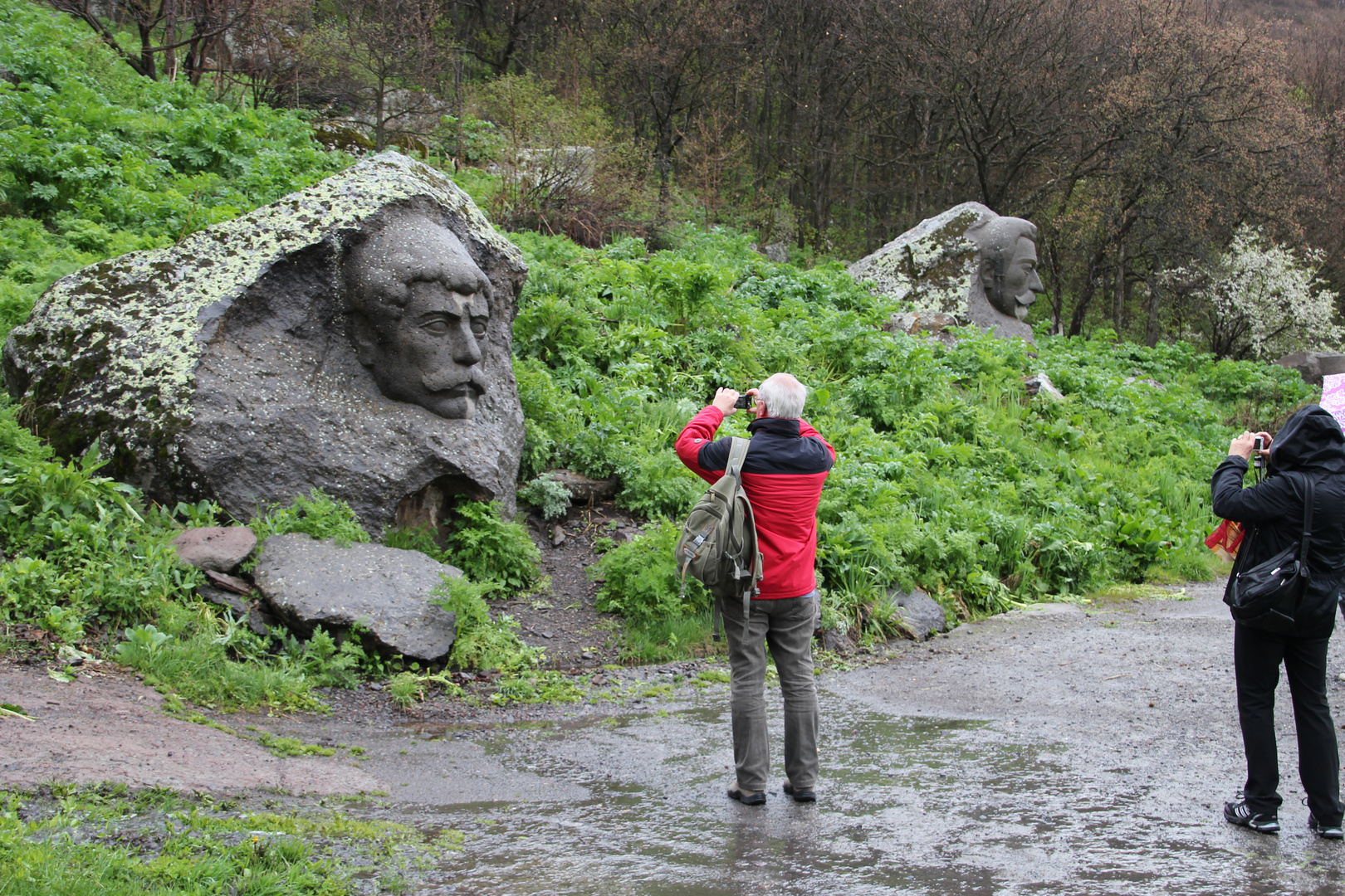 Armenien: Im Kurpark des Kurortes Jermuk mit den Skulpturen der Nationalhelden