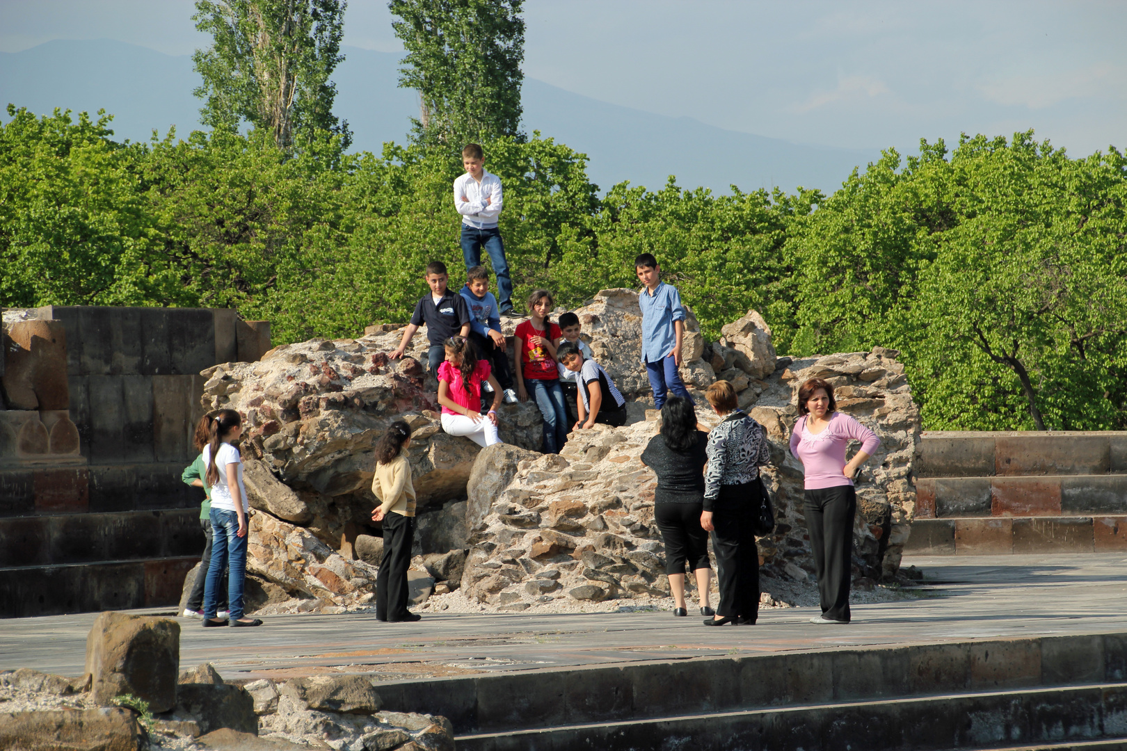 Armenien: Jugendliche Besucher der Tempelruinen Svartnots ...