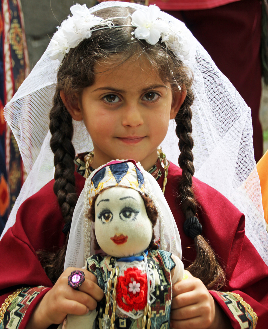 Armenien: Kind mit Puppe