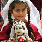 Armenien: Kind mit Puppe