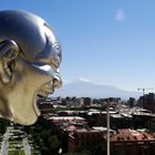 Armenien: Kunstwerk auf dem Cascada in Yerevan (Eriwan) mit dem Ararat im Hintergrund