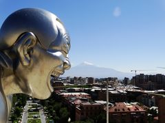 Armenien: Kunstwerk auf dem Cascada in Yerevan (Eriwan) mit dem Ararat im Hintergrund