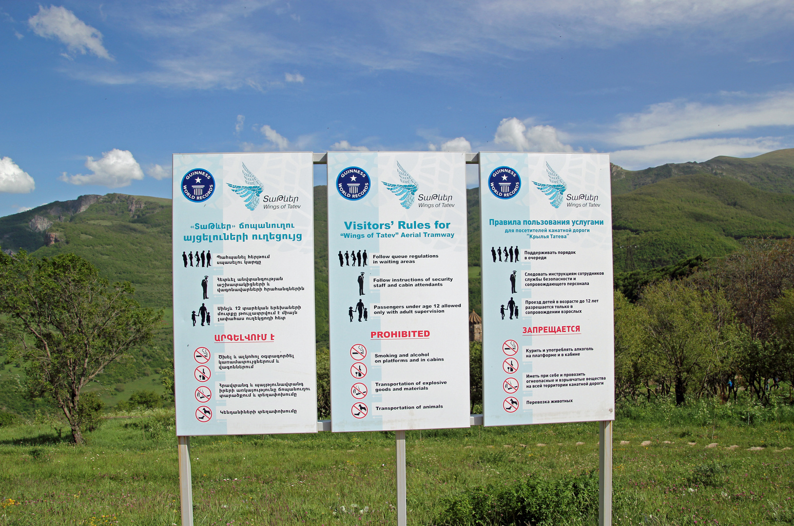 Armenien: Seilbahn wings Of Tatev, Regeln in armenischer, russischer und englischer Sprache