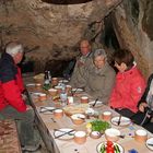Armenien: Warten auf das Mittagessen im Höhlencafe