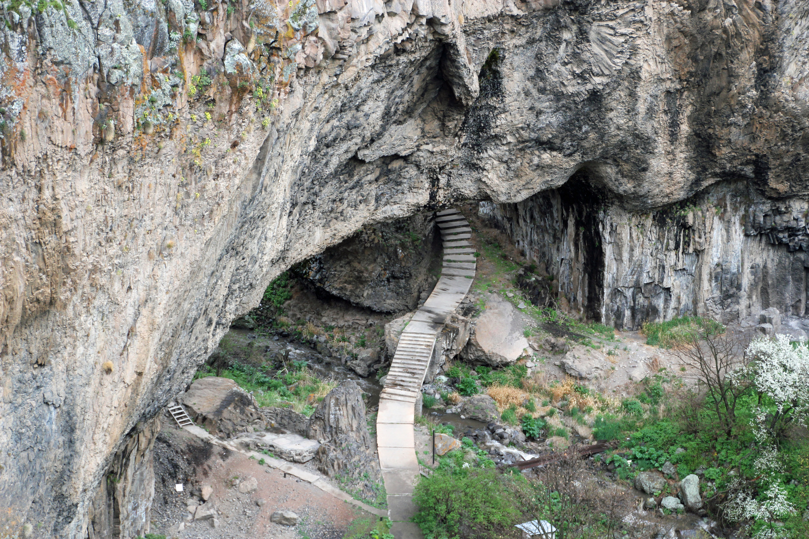 Armenien: Wege im Kurort Jermuk