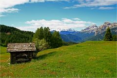 Armentara Wiesen, im Hintergrund die Marmolada