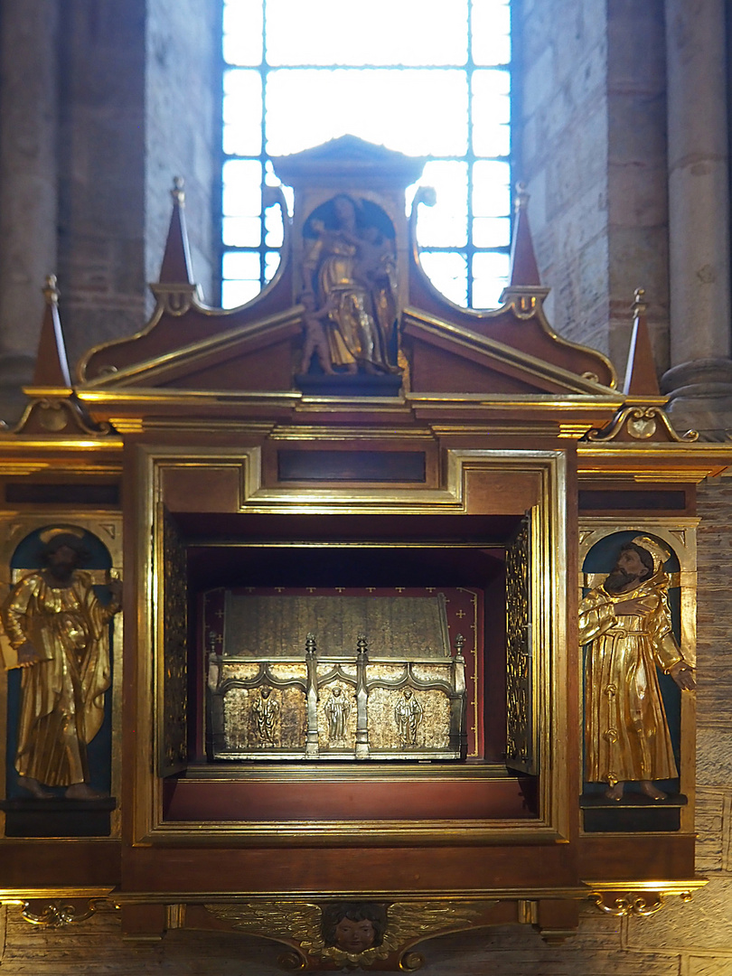 Armoire contenant la châsse de Saint-Gilbert