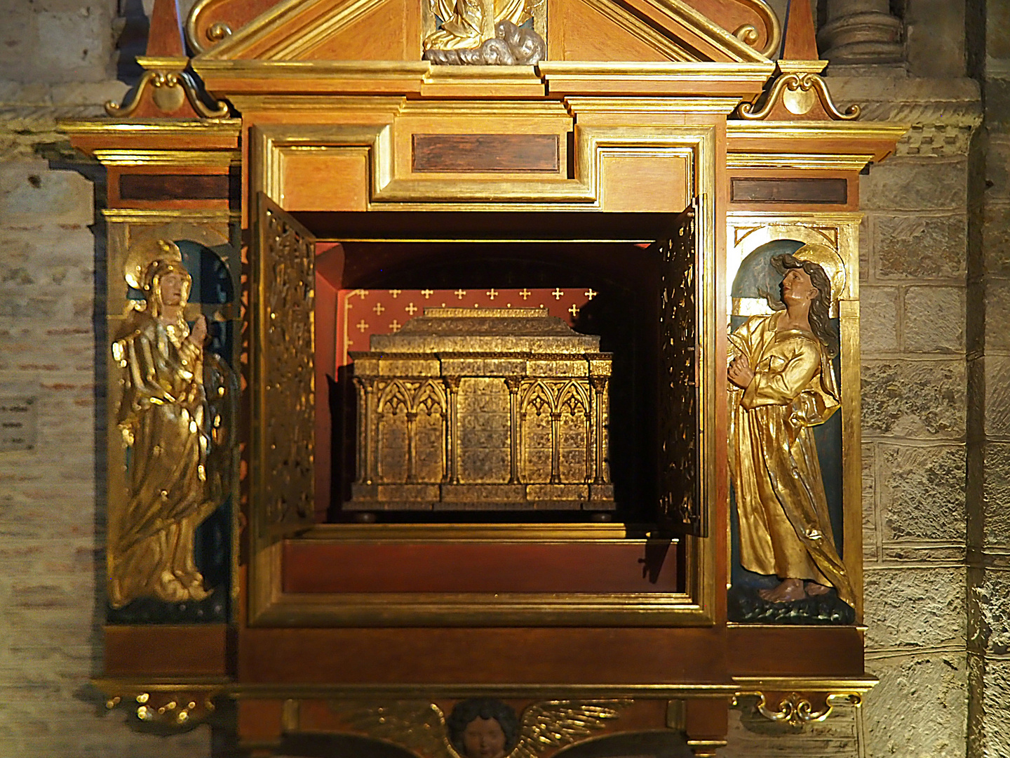 Armoire contenant la châsse de Sainte-Victoire et Saint-Aciscle