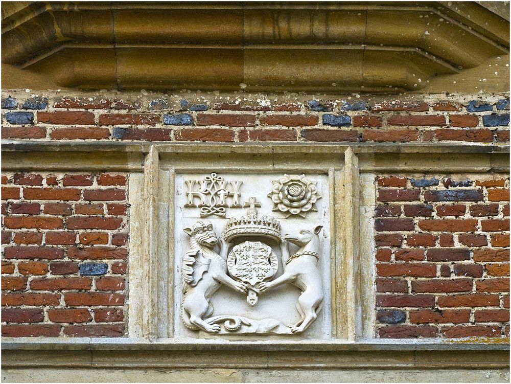 Armoiries au-dessus de l’entrée principale de Madingley Hall  --  Cambridge  