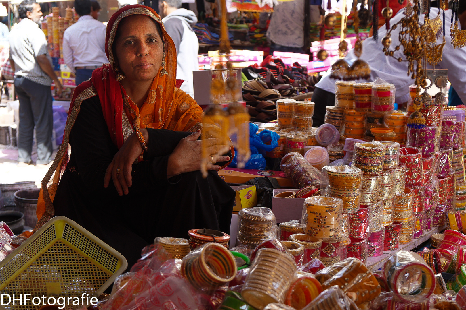 Armreif-Verkäuferin auf dem Sardar Market in Jodhpur-08810