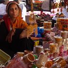 Armreif-Verkäuferin auf dem Sardar Market in Jodhpur-08810