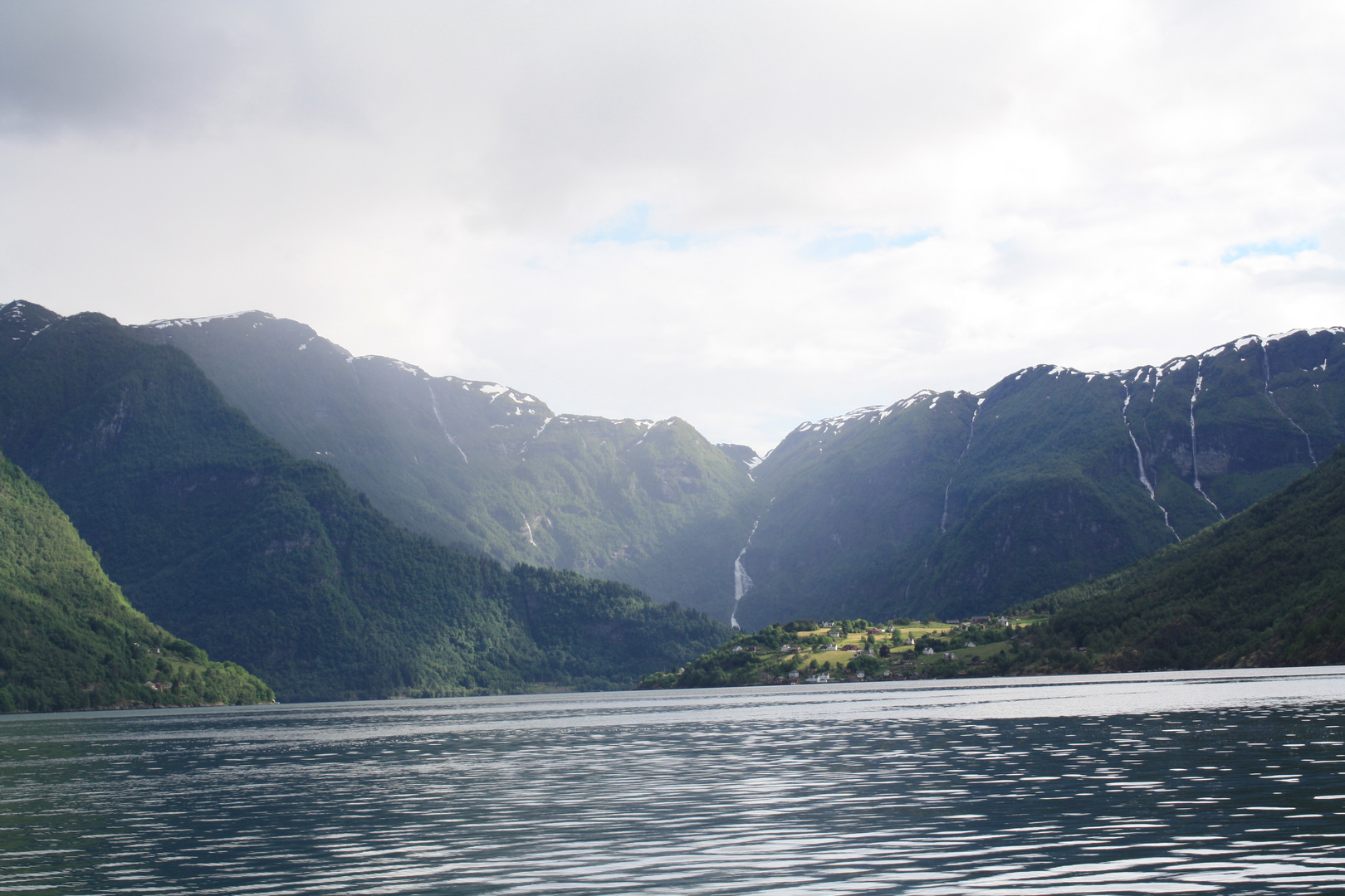 Arnafjord mit Blick auf den Ort Nesse