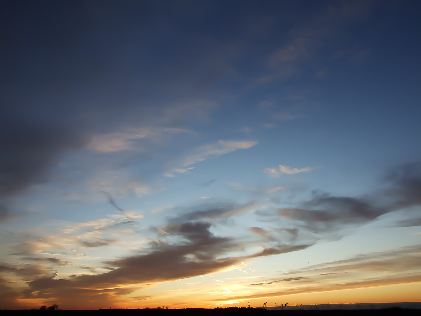 Arneburg - Himmel über Windrädern 2