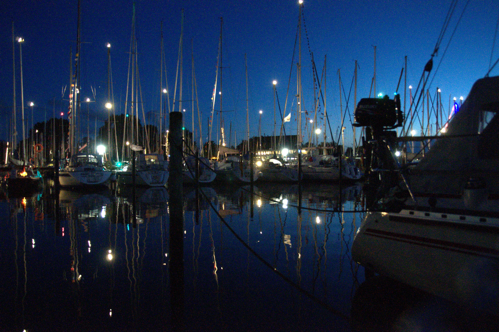 ARNIS  Marina in der Nacht