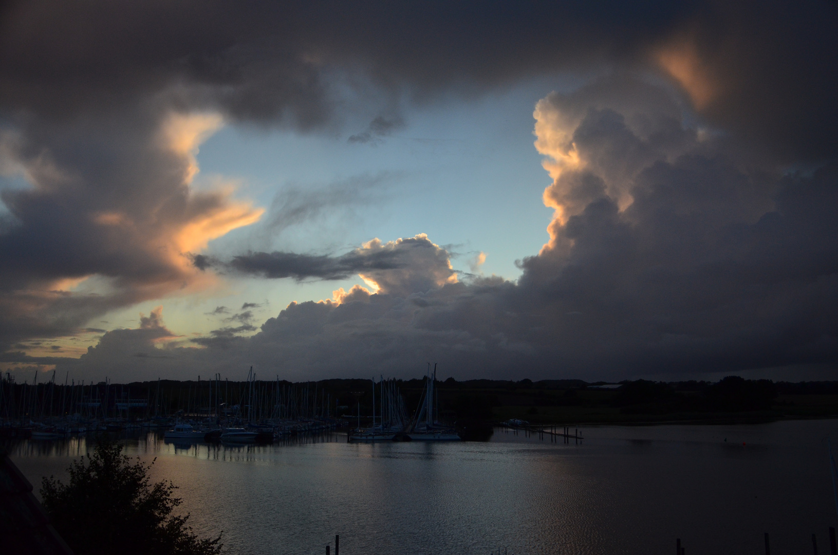 Arnis Sonne hinter Wolken