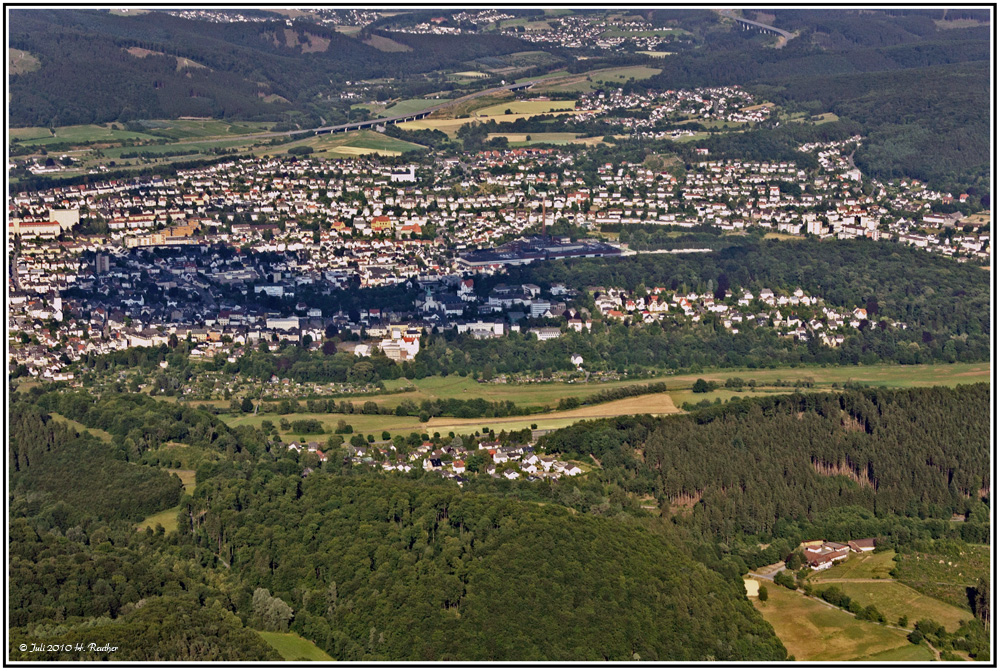 Arnsberg mit seinen Stadtteilen im Sonnenlicht in 450 Fuß Höhe