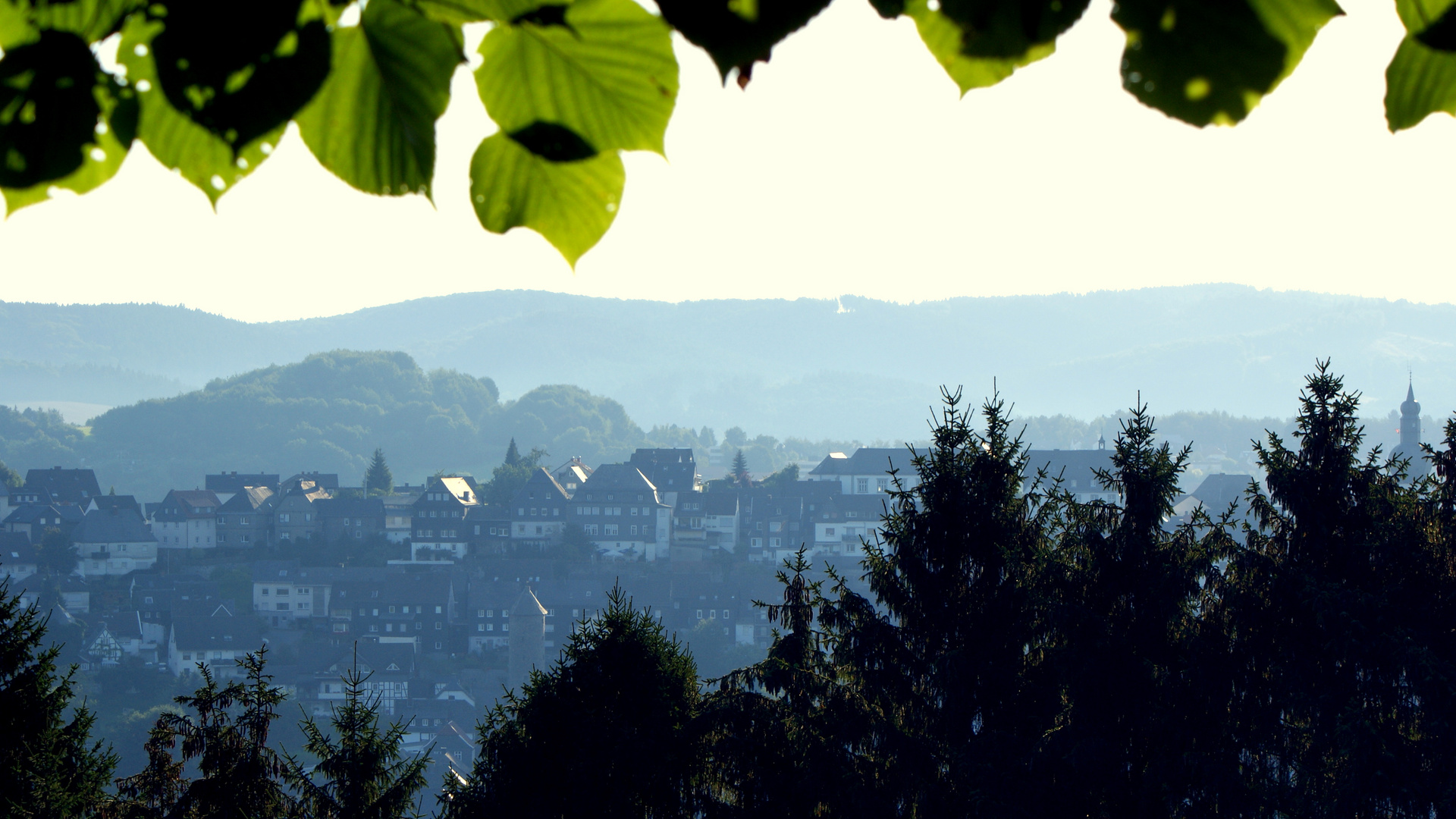 Arnsberg, noch im frühlingshaften Schlaf, bei leichtem Morgendunst