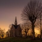 Arnsbergs Kreuzbergkapelle im Licht der untergehenden Sonne