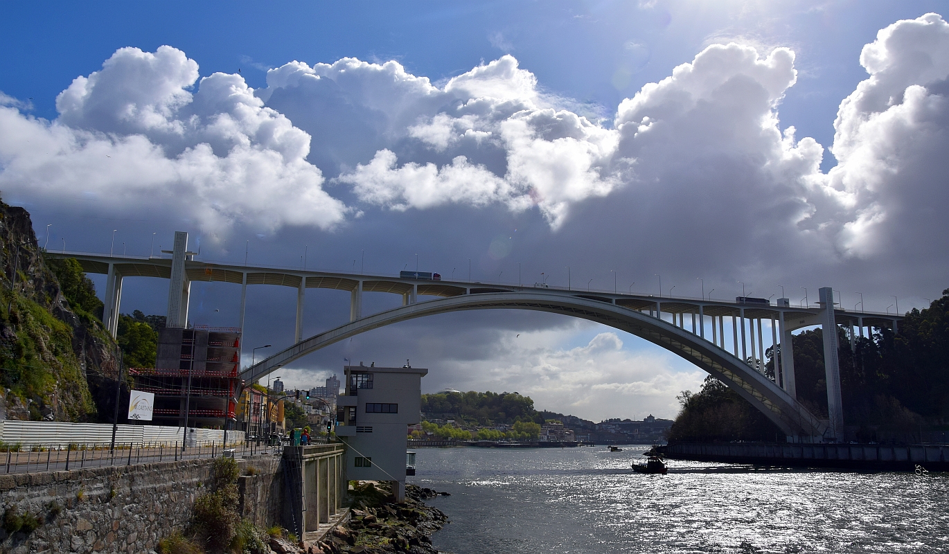 Arrábida Bridge - Porto / Portugal