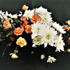 Arrangement aus Chrysanthemen und Nelken