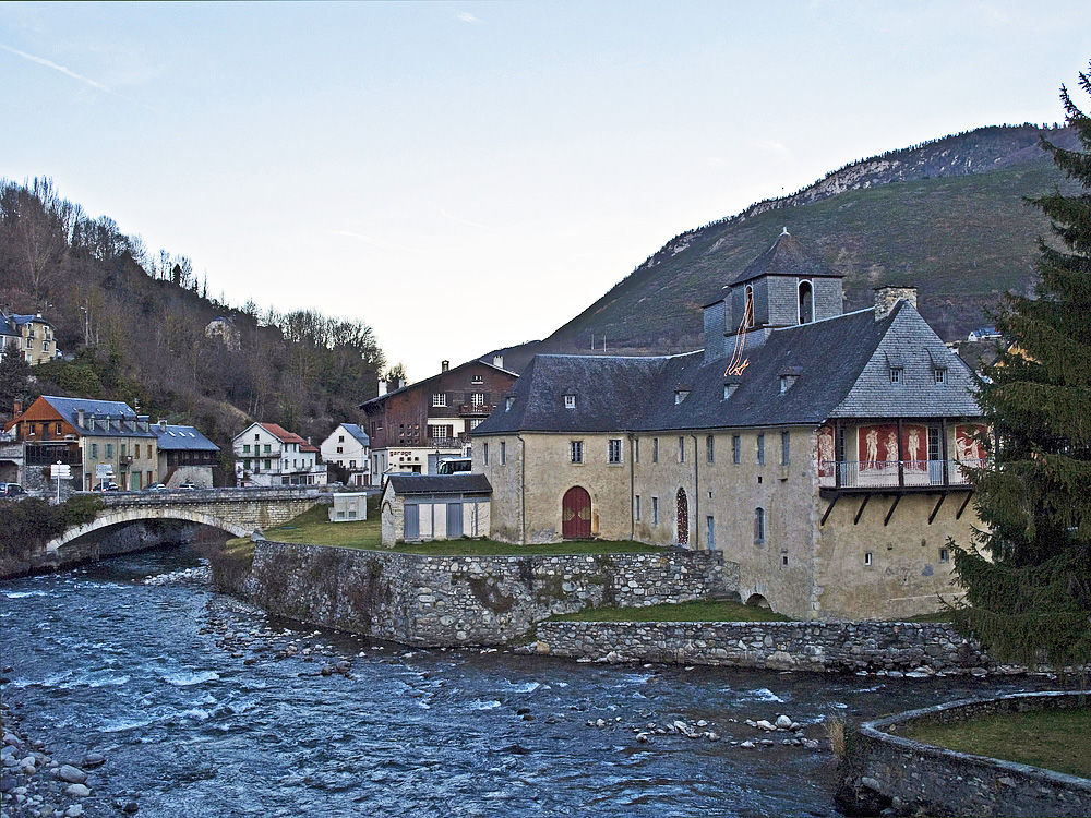 Arreau -- Le Château des Nestes, au confluent des deux torrents