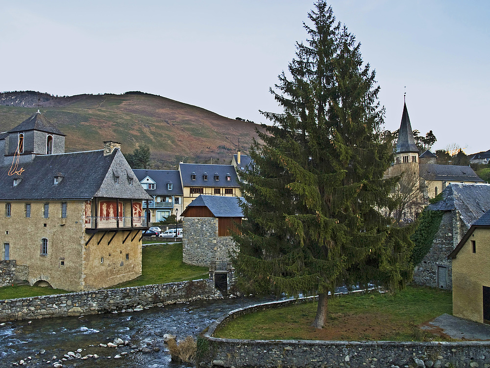 Arreau : Le Château des Nestes et l’Eglise Saint-Exupère